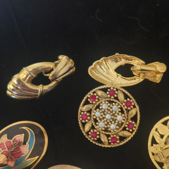 Three Pair Gold Tone Vintage Clip On/Screw Back Earrings - Picture 5 of 10